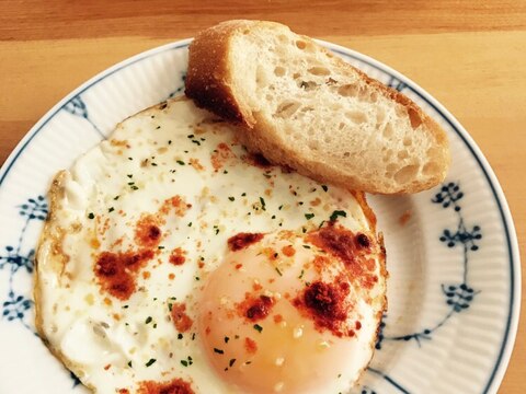 おつまみに！パプリカとガーリックの目玉焼き